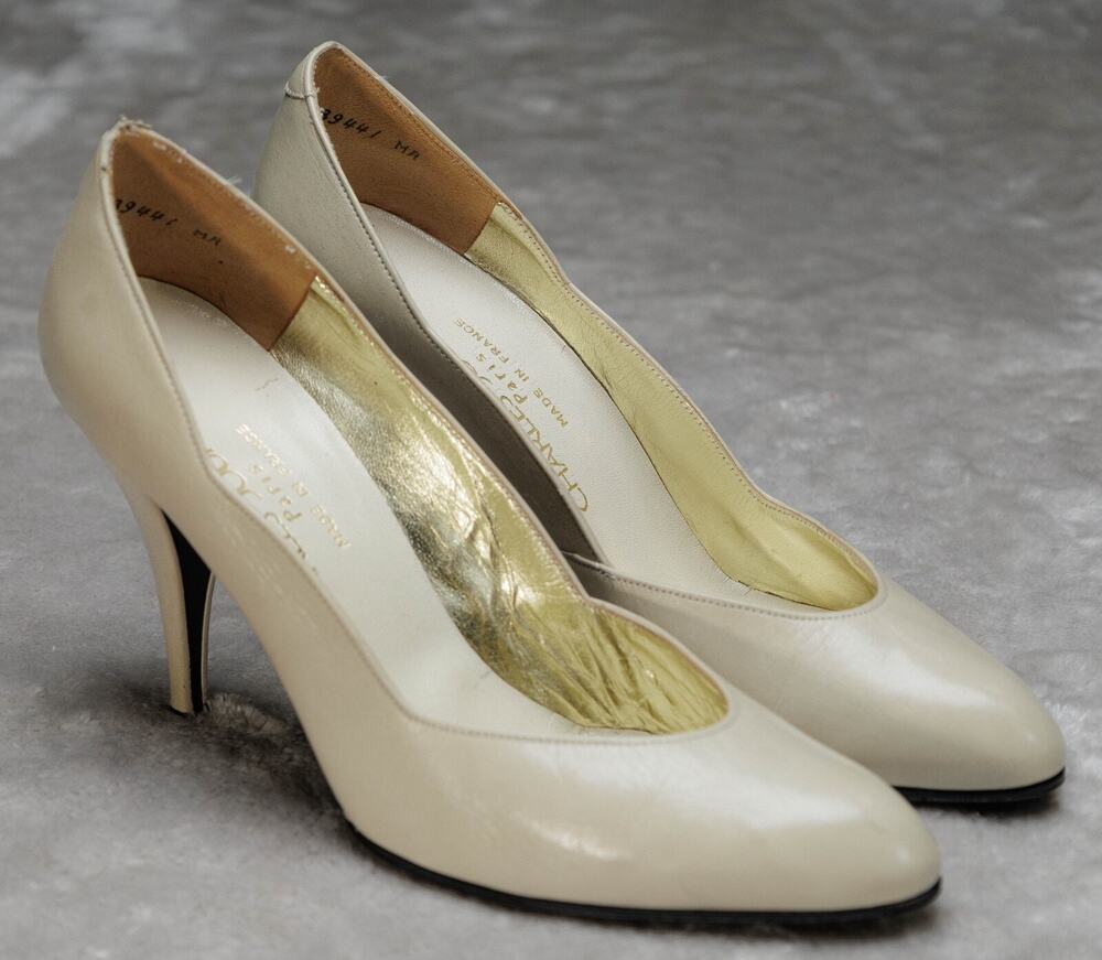 Charles Jourdan Paris Vintage Ivory Leather Retro Pumps Womens Size 7
